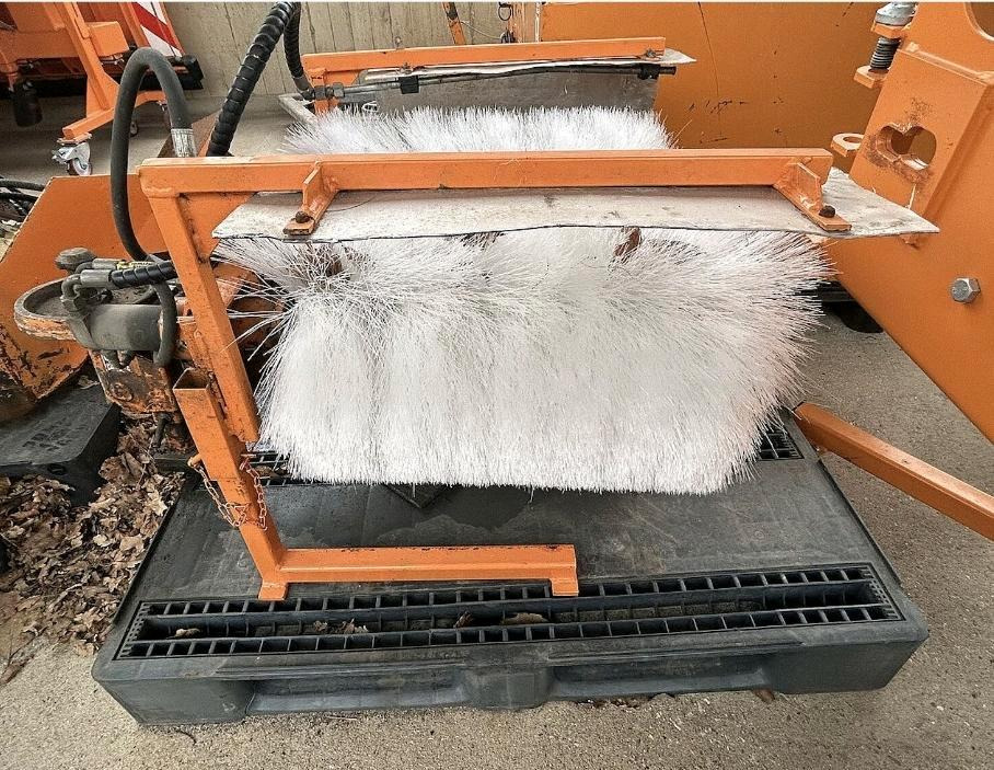 Leitpfostenwaschgerät Fiedler FLW 500 für Mähausleger Böschungsmäher Böschungsmulcher FfM 400 500 600 Leitpfostenwaschmaschine - Метла: слика 5 Leitpfostenwaschgerät Fiedler FLW 500 für Mähausleger Böschungsmäher Böschungsmulcher FfM 400 500 600 Leitpfostenwaschmaschine - Метла: слика 5