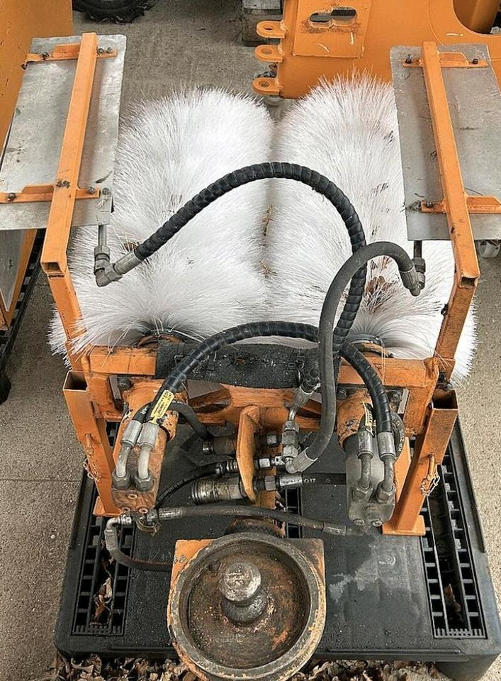 Leitpfostenwaschgerät Fiedler FLW 500 für Mähausleger Böschungsmäher Böschungsmulcher FfM 400 500 600 Leitpfostenwaschmaschine - Метла: слика 1 Leitpfostenwaschgerät Fiedler FLW 500 für Mähausleger Böschungsmäher Böschungsmulcher FfM 400 500 600 Leitpfostenwaschmaschine - Метла: слика 1