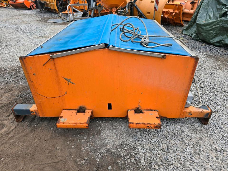 Salzstreuer Gmeiner STA 2000 C für Unimog UGN UGE 424 427 405 U300 U 300 400 500 MERCEDES-BENZ 218 219 318 323 423 427 327 430 429 430 435 Salzsilo Streuautomat Winterdienst - Распрскувач на песок/ Сол: слика 5 Salzstreuer Gmeiner STA 2000 C für Unimog UGN UGE 424 427 405 U300 U 300 400 500 MERCEDES-BENZ 218 219 318 323 423 427 327 430 429 430 435 Salzsilo Streuautomat Winterdienst - Распрскувач на песок/ Сол: слика 5