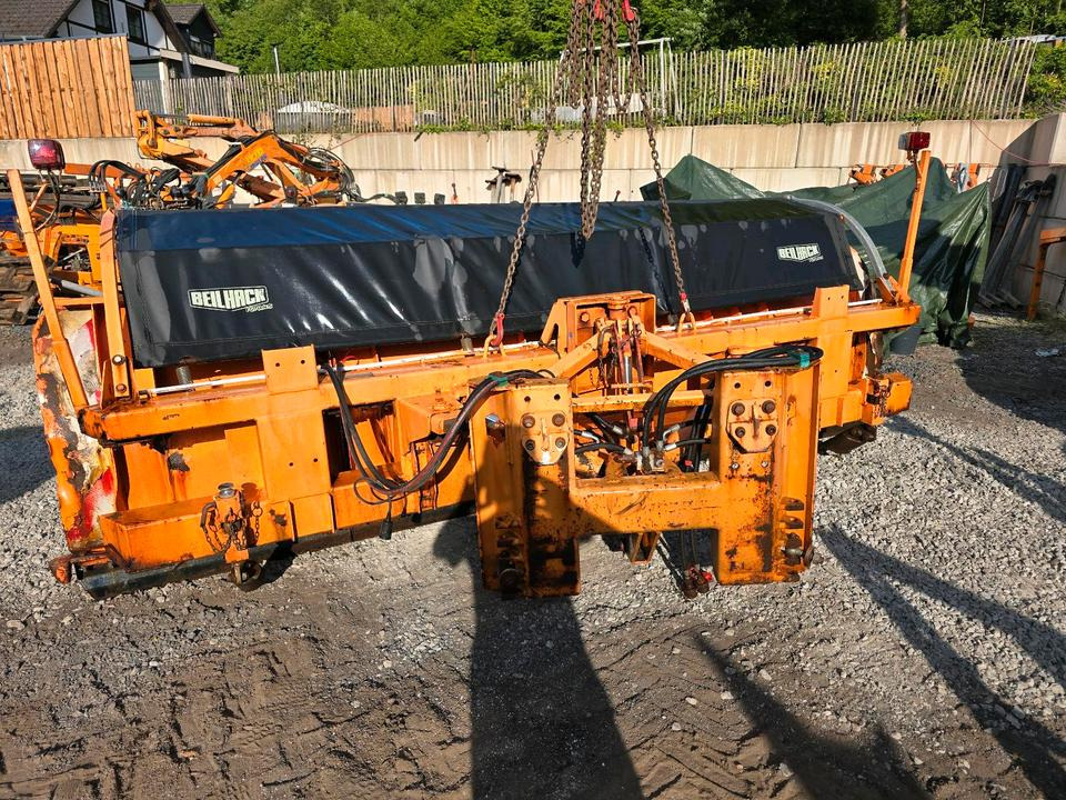 Schneepflug Beilhack PV 4m. Schneeschild Schneeschieber Schmidt Epoke passend für LKW Unimog 424 427 405 U 300 400 500 318 323 423 218 430 429 530 527 535 Mercedes-Benz Winterdienst - Плуг за чистење снег: слика 1 Schneepflug Beilhack PV 4m. Schneeschild Schneeschieber Schmidt Epoke passend für LKW Unimog 424 427 405 U 300 400 500 318 323 423 218 430 429 530 527 535 Mercedes-Benz Winterdienst - Плуг за чистење снег: слика 1