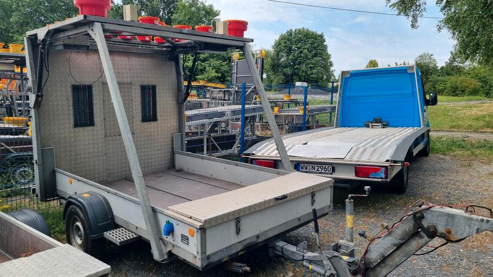 Trebbiner Absperrtafel VZ616 LED Funkwarnmeldeanlage Absperrtafel Sperrwand Verkehrsleittafel Verkehrsleitanhänger Verkehrssicherungsanhänger Leitanhänger Leittafel Verkehrssicherung Nissen Horizont - Градежна опрема, Приколка: слика 2 Trebbiner Absperrtafel VZ616 LED Funkwarnmeldeanlage Absperrtafel Sperrwand Verkehrsleittafel Verkehrsleitanhänger Verkehrssicherungsanhänger Leitanhänger Leittafel Verkehrssicherung Nissen Horizont - Градежна опрема, Приколка: слика 2
