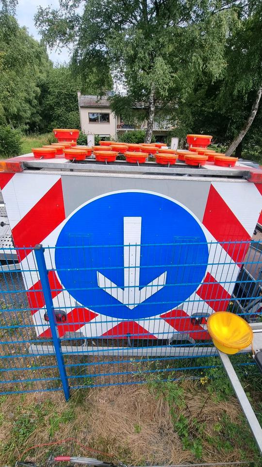 Trebbiner Absperrtafel VZ616 LED Funkwarnmeldeanlage Absperrtafel Sperrwand Verkehrsleittafel Verkehrsleitanhänger Verkehrssicherungsanhänger Leitanhänger Leittafel Verkehrssicherung Nissen Horizont - Градежна опрема, Приколка: слика 4 Trebbiner Absperrtafel VZ616 LED Funkwarnmeldeanlage Absperrtafel Sperrwand Verkehrsleittafel Verkehrsleitanhänger Verkehrssicherungsanhänger Leitanhänger Leittafel Verkehrssicherung Nissen Horizont - Градежна опрема, Приколка: слика 4