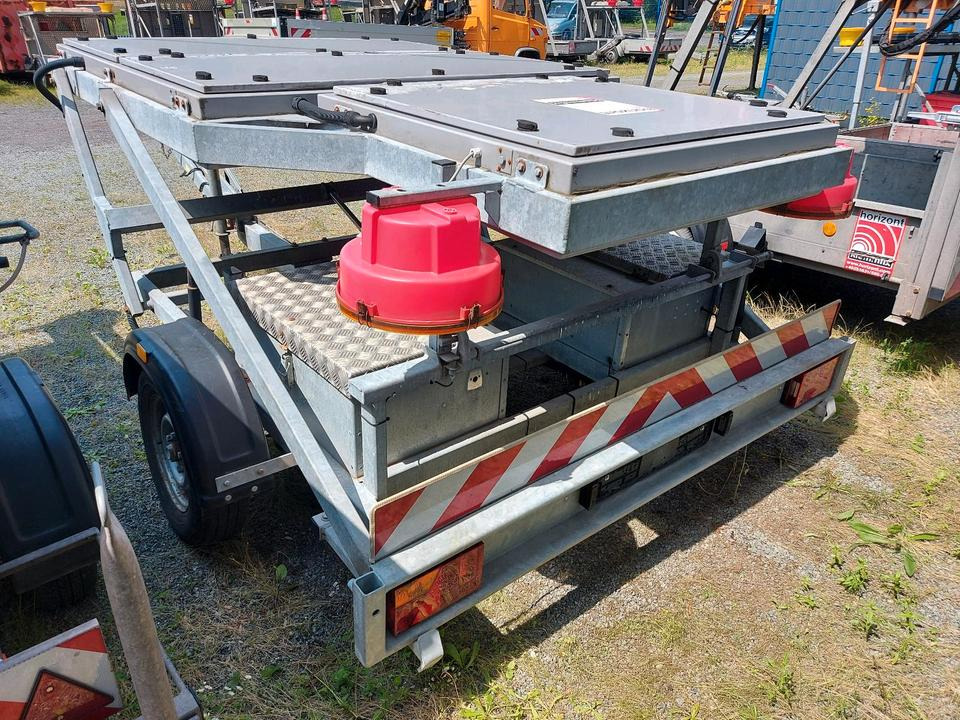 Trebbiner Horizont VWT E VLT Verkehrsleittafel Leittafel Sicherungsanhänger Verkehrsleitanhänger Verkehrssicherungsanhänger Absperrtafel Sperrwand Nissen Verkehrssicherung Vorwarner Vorwarntafel - Градежна опрема: слика 4 Trebbiner Horizont VWT E VLT Verkehrsleittafel Leittafel Sicherungsanhänger Verkehrsleitanhänger Verkehrssicherungsanhänger Absperrtafel Sperrwand Nissen Verkehrssicherung Vorwarner Vorwarntafel - Градежна опрема: слика 4