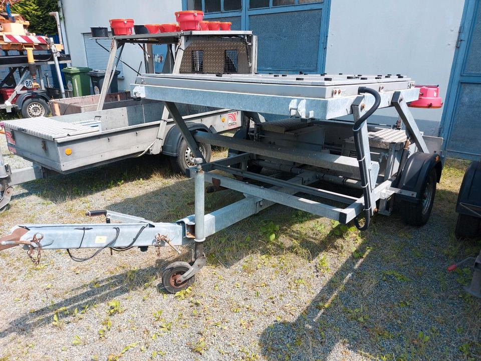 Trebbiner Horizont VWT E VLT Verkehrsleittafel Leittafel Sicherungsanhänger Verkehrsleitanhänger Verkehrssicherungsanhänger Absperrtafel Sperrwand Nissen Verkehrssicherung Vorwarner Vorwarntafel - Градежна опрема: слика 1 Trebbiner Horizont VWT E VLT Verkehrsleittafel Leittafel Sicherungsanhänger Verkehrsleitanhänger Verkehrssicherungsanhänger Absperrtafel Sperrwand Nissen Verkehrssicherung Vorwarner Vorwarntafel - Градежна опрема: слика 1