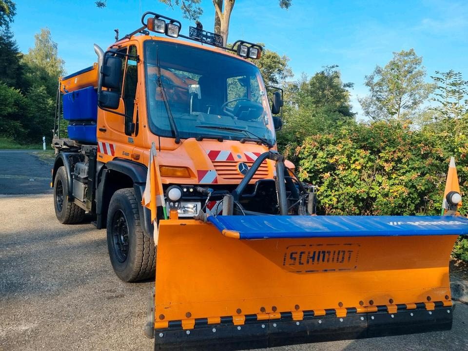 Zu Vermieten! Unimog 405 U400 Winterdienst Schmidt Schneepflug Schneeschild Salzstreuer Leasing Miete - Машина за чистење снег: слика 1 Zu Vermieten! Unimog 405 U400 Winterdienst Schmidt Schneepflug Schneeschild Salzstreuer Leasing Miete - Машина за чистење снег: слика 1