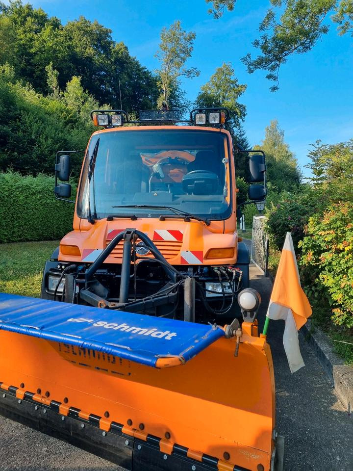 Zu Vermieten! Unimog 405 U400 Winterdienst Schmidt Schneepflug Schneeschild Salzstreuer Leasing Miete - Машина за чистење снег: слика 3 Zu Vermieten! Unimog 405 U400 Winterdienst Schmidt Schneepflug Schneeschild Salzstreuer Leasing Miete - Машина за чистење снег: слика 3