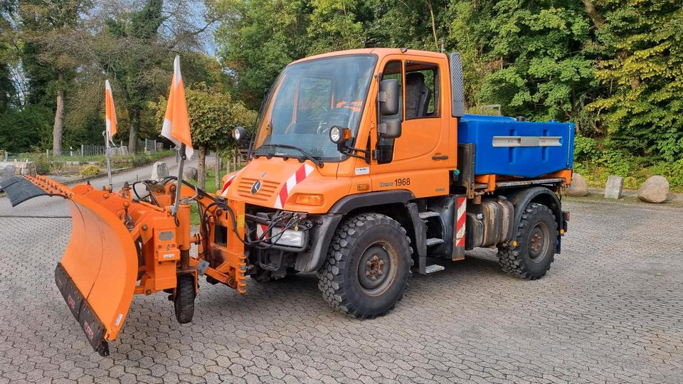 Zu Vermieten Unimog U 290 300 400 500 mit Winterdienstausstattung Schmidt Stratos Schneepflug Mercedes Benz - Машина за чистење снег: слика 1 Zu Vermieten Unimog U 290 300 400 500 mit Winterdienstausstattung Schmidt Stratos Schneepflug Mercedes Benz - Машина за чистење снег: слика 1