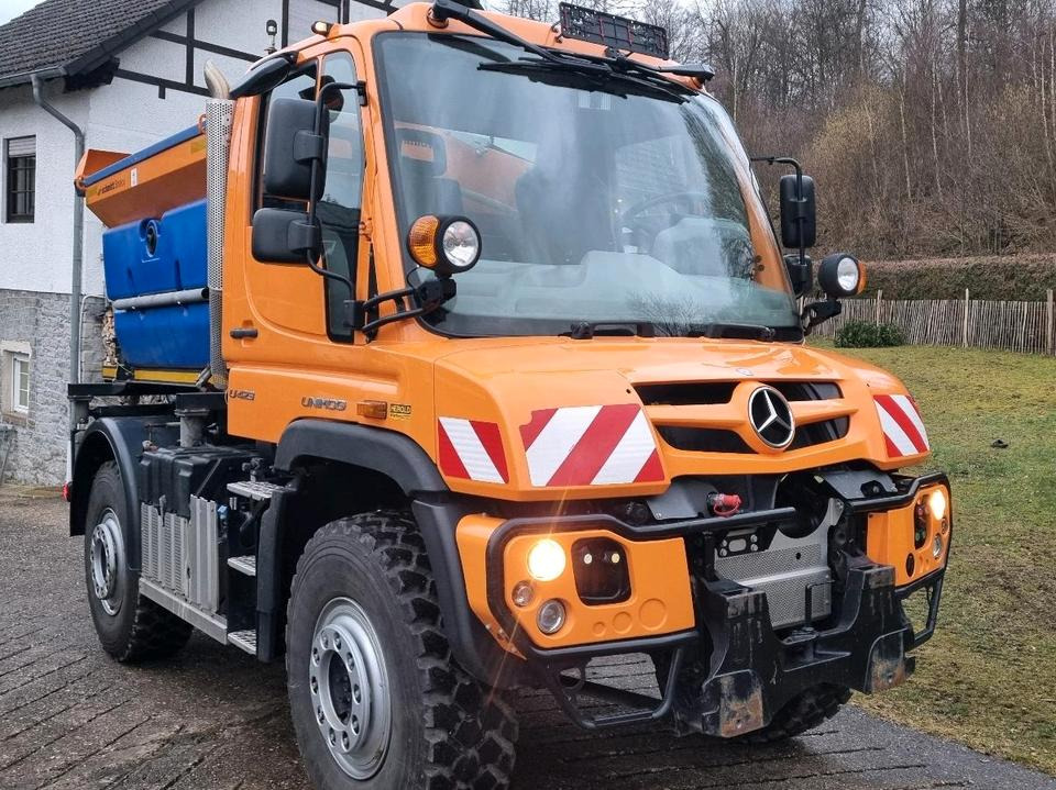 Zu vermieten Unimog 405 U423 Winterdienst Schmidt Salzstreuer 423 429 430 Mercedes Benz 318 527 Vermietung - Машина за чистење снег: слика 1 Zu vermieten Unimog 405 U423 Winterdienst Schmidt Salzstreuer 423 429 430 Mercedes Benz 318 527 Vermietung - Машина за чистење снег: слика 1