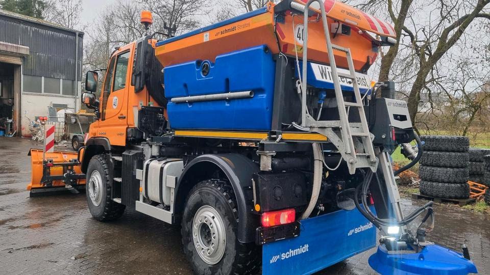 Zu vermieten Unimog 405 U427 Winterdienst Schmidt Salzstreuer 423 429 430 Mercedes Benz 318 527 Vermietung - Машина за чистење снег: слика 2 Zu vermieten Unimog 405 U427 Winterdienst Schmidt Salzstreuer 423 429 430 Mercedes Benz 318 527 Vermietung - Машина за чистење снег: слика 2