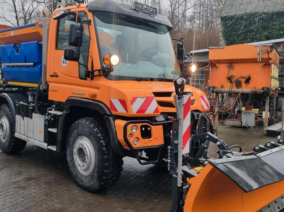 Zu vermieten Unimog 405 U427 Winterdienst Schmidt Salzstreuer 423 429 430 Mercedes Benz 318 527 Vermietung - Машина за чистење снег: слика 4 Zu vermieten Unimog 405 U427 Winterdienst Schmidt Salzstreuer 423 429 430 Mercedes Benz 318 527 Vermietung - Машина за чистење снег: слика 4