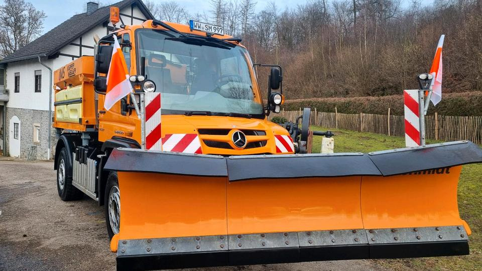 Zu vermieten Unimog 405 U527 Winterdienst Schmidt Salzstreuer 423 429 430 Mercedes Benz 318 527 Vermietung - Машина за чистење снег: слика 1 Zu vermieten Unimog 405 U527 Winterdienst Schmidt Salzstreuer 423 429 430 Mercedes Benz 318 527 Vermietung - Машина за чистење снег: слика 1
