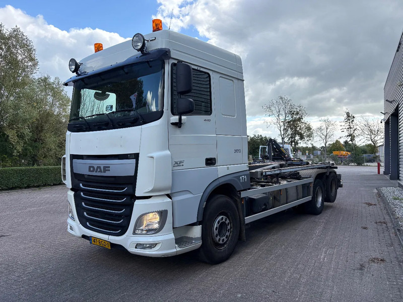 DAF XF 440 6x2 / VDL 21 TON / AFNET SYSTEEM / DUBBELLUCHT SLEPER / APK - TUV JUNI 2026 / - Камион со кука за подигање: слика 2 DAF XF 440 6x2 / VDL 21 TON / AFNET SYSTEEM / DUBBELLUCHT SLEPER / APK - TUV JUNI 2026 / - Камион со кука за подигање: слика 2