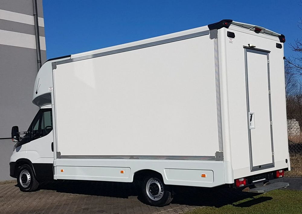 Iveco DAILY KONTENER NISKOPODŁOGOWY 4,43x2,23x2,42 SKLEP FOODTRUCK BAR KLIMA KONIOWÓZ KAMPER - Комбе фургон: слика 3 Iveco DAILY KONTENER NISKOPODŁOGOWY 4,43x2,23x2,42 SKLEP FOODTRUCK BAR KLIMA KONIOWÓZ KAMPER - Комбе фургон: слика 3