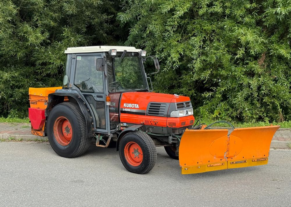 Kubota * Traktor KUBOTA L4200 * 4x4 * Pług Piaskarka * Wałek Przód Tył * Sprowadzony* Zimowe Utrzymanie - Трактор: слика 1 Kubota * Traktor KUBOTA L4200 * 4x4 * Pług Piaskarka * Wałek Przód Tył * Sprowadzony* Zimowe Utrzymanie - Трактор: слика 1