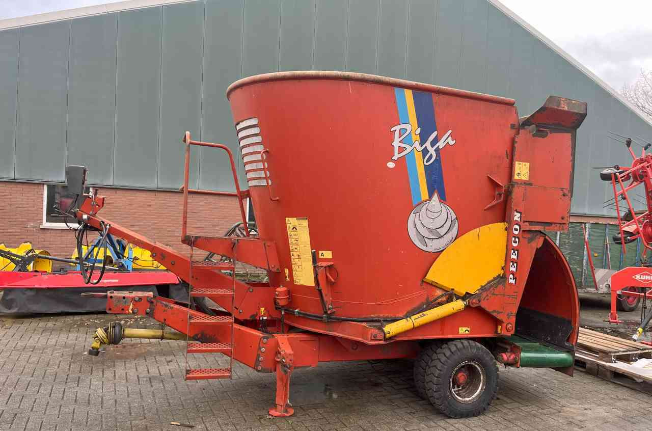 Peecon BIGA 10 voermengwagen, laadklep, voermachines - Вагон за мешање сточна храна: слика 1 Peecon BIGA 10 voermengwagen, laadklep, voermachines - Вагон за мешање сточна храна: слика 1