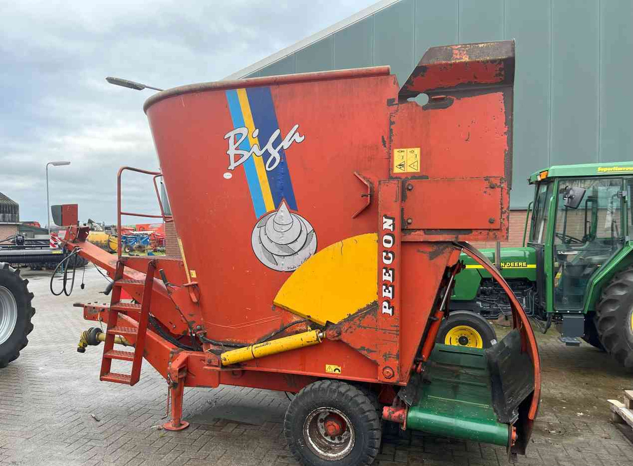 Peecon BIGA 10 voermengwagen, laadklep, voermachines - Вагон за мешање сточна храна: слика 2 Peecon BIGA 10 voermengwagen, laadklep, voermachines - Вагон за мешање сточна храна: слика 2