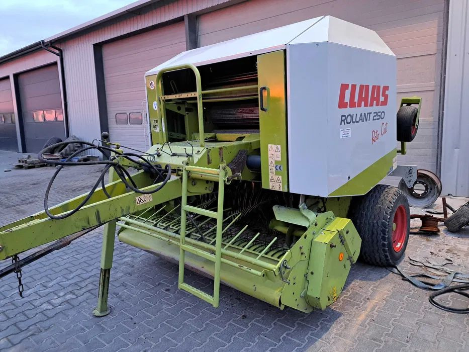 PRASA ROLUJĄCA CLAAS ROLLANT 250 RC 255 - Балирка за тркалезни бали: слика 4 PRASA ROLUJĄCA CLAAS ROLLANT 250 RC 255 - Балирка за тркалезни бали: слика 4