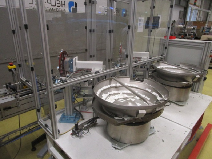 DECKEL ETIKETTIER ANLAGE SCHLEUTER GU 2 DO MIT 2xLÖFFELEINLEGESTATIONEN - Машина за пакување: слика 2 DECKEL ETIKETTIER ANLAGE SCHLEUTER GU 2 DO MIT 2xLÖFFELEINLEGESTATIONEN - Машина за пакување: слика 2