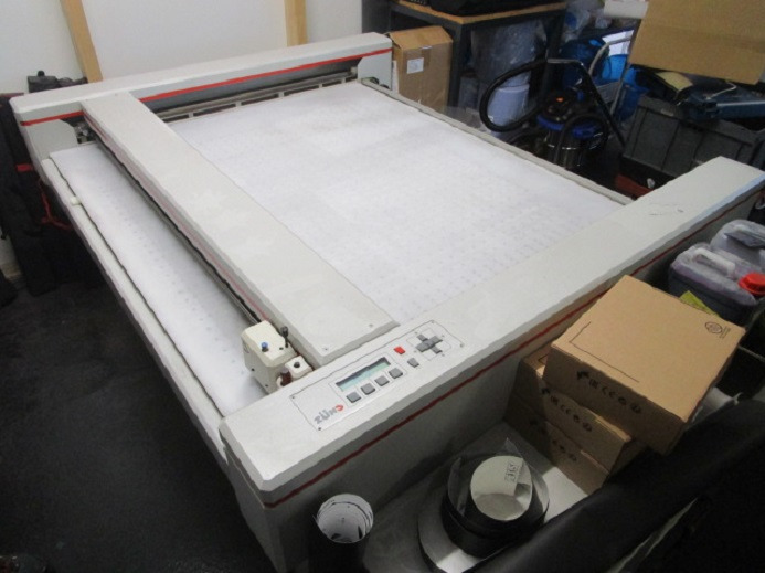 SCHNEIDEPLOTTER ZÜND P-1200 PLUS - Машина за сечење хартија: слика 1 SCHNEIDEPLOTTER ZÜND P-1200 PLUS - Машина за сечење хартија: слика 1