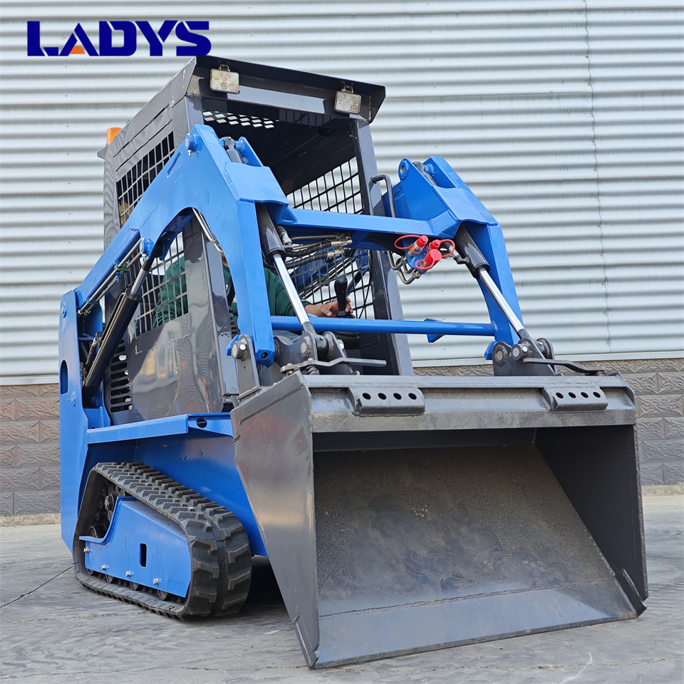 LADYS LADYS LA670 Mini Small Skid Steer Loader Compact Track Diesel Mini Skid Steer Loader For Sale With Small Mini Skid Steer Attachments 4 In 1 Bucket - Компактен натоварувач: слика 1 LADYS LADYS LA670 Mini Small Skid Steer Loader Compact Track Diesel Mini Skid Steer Loader For Sale With Small Mini Skid Steer Attachments 4 In 1 Bucket - Компактен натоварувач: слика 1