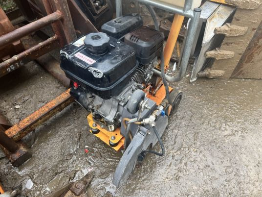 Scie à sol HUSQVARNA - Градежна опрема: слика 4 Scie à sol HUSQVARNA - Градежна опрема: слика 4