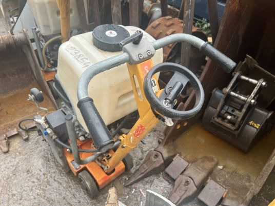 Scie à sol HUSQVARNA - Градежна опрема: слика 2 Scie à sol HUSQVARNA - Градежна опрема: слика 2