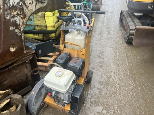 Scie à sol HUSQVARNA - Градежна опрема: слика 1 Scie à sol HUSQVARNA - Градежна опрема: слика 1