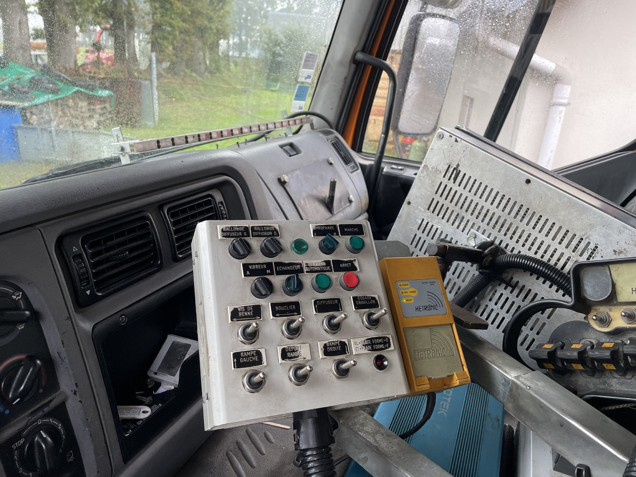 Renault Kerax 8x4 pata point a temps Mauguin - Прскалка за битуменска емулзија: слика 4 Renault Kerax 8x4 pata point a temps Mauguin - Прскалка за битуменска емулзија: слика 4