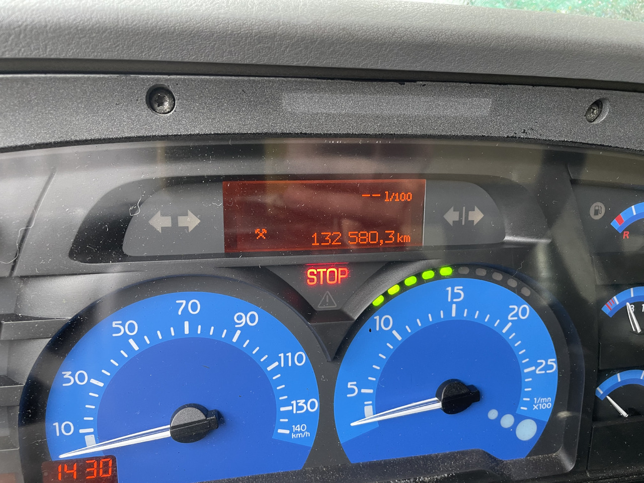 Renault Kerax 8x4 pata point a temps Mauguin - Прскалка за битуменска емулзија: слика 3 Renault Kerax 8x4 pata point a temps Mauguin - Прскалка за битуменска емулзија: слика 3