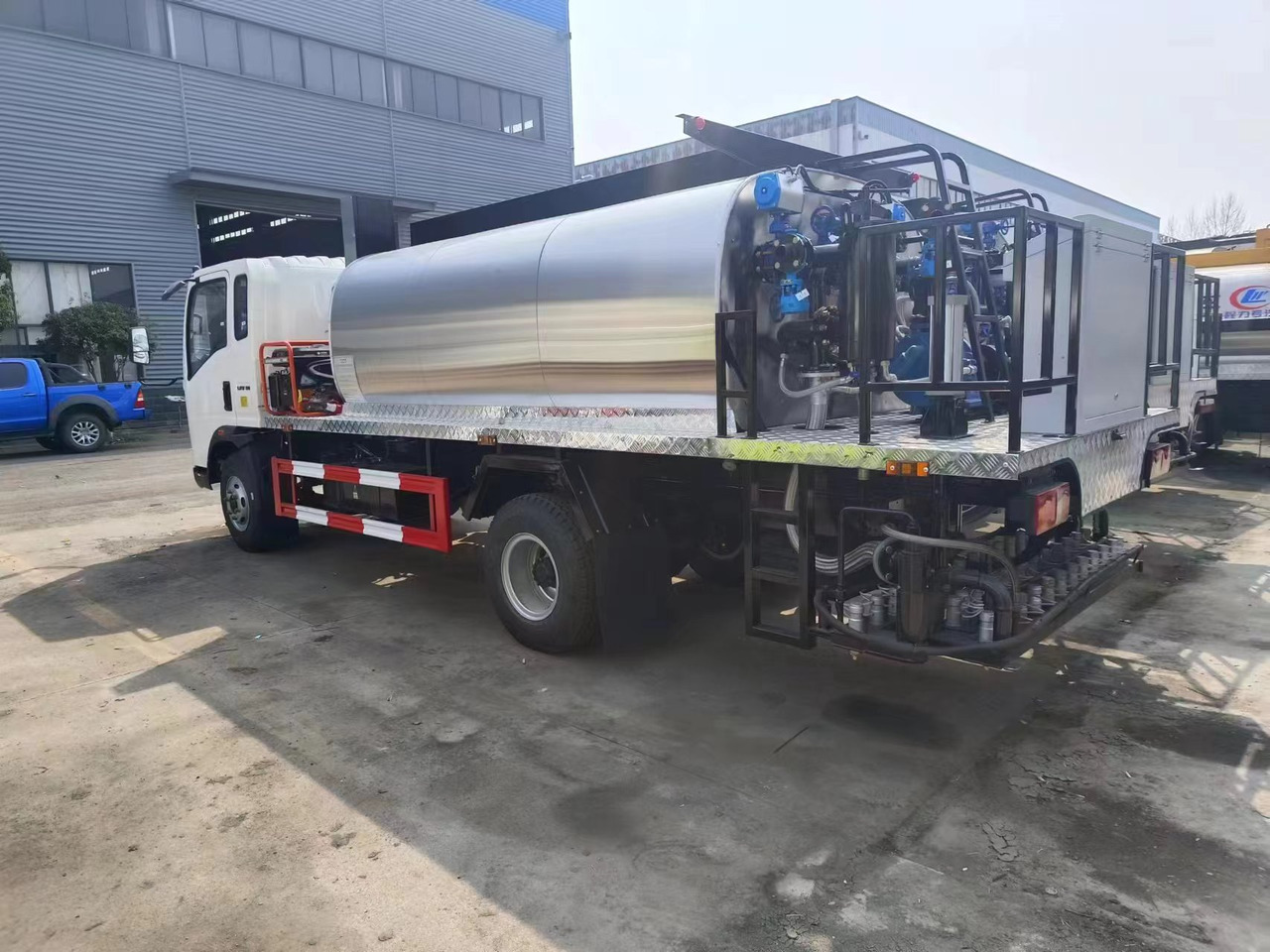 SINOTRUK Howo/Dongfeng auto Asphalt truck - Прскалка за битуменска емулзија: слика 3 SINOTRUK Howo/Dongfeng auto Asphalt truck - Прскалка за битуменска емулзија: слика 3