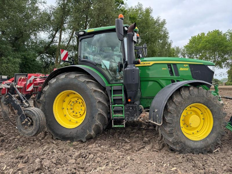 JOHN DEERE 6R250 - Трактор: слика 1 JOHN DEERE 6R250 - Трактор: слика 1