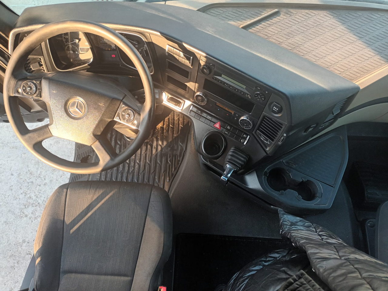 Tractor Head Mercedes-Benz Actros (2014) + Semi-trailer Tipper Meiller – Kipper (2004) - Камион влекач: слика 2 Tractor Head Mercedes-Benz Actros (2014) + Semi-trailer Tipper Meiller – Kipper (2004) - Камион влекач: слика 2