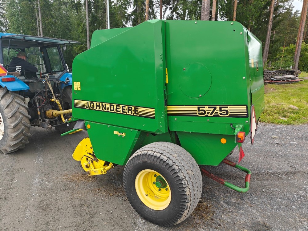 JOHN DEERE Pyöröpaalain 575 - Балирка за тркалезни бали: слика 2 JOHN DEERE Pyöröpaalain 575 - Балирка за тркалезни бали: слика 2