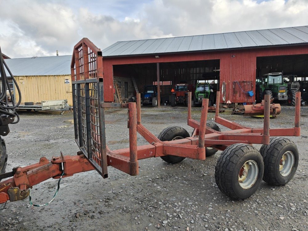 Rysky Metsävaunu telillä - Шумска приколка: слика 1 Rysky Metsävaunu telillä - Шумска приколка: слика 1