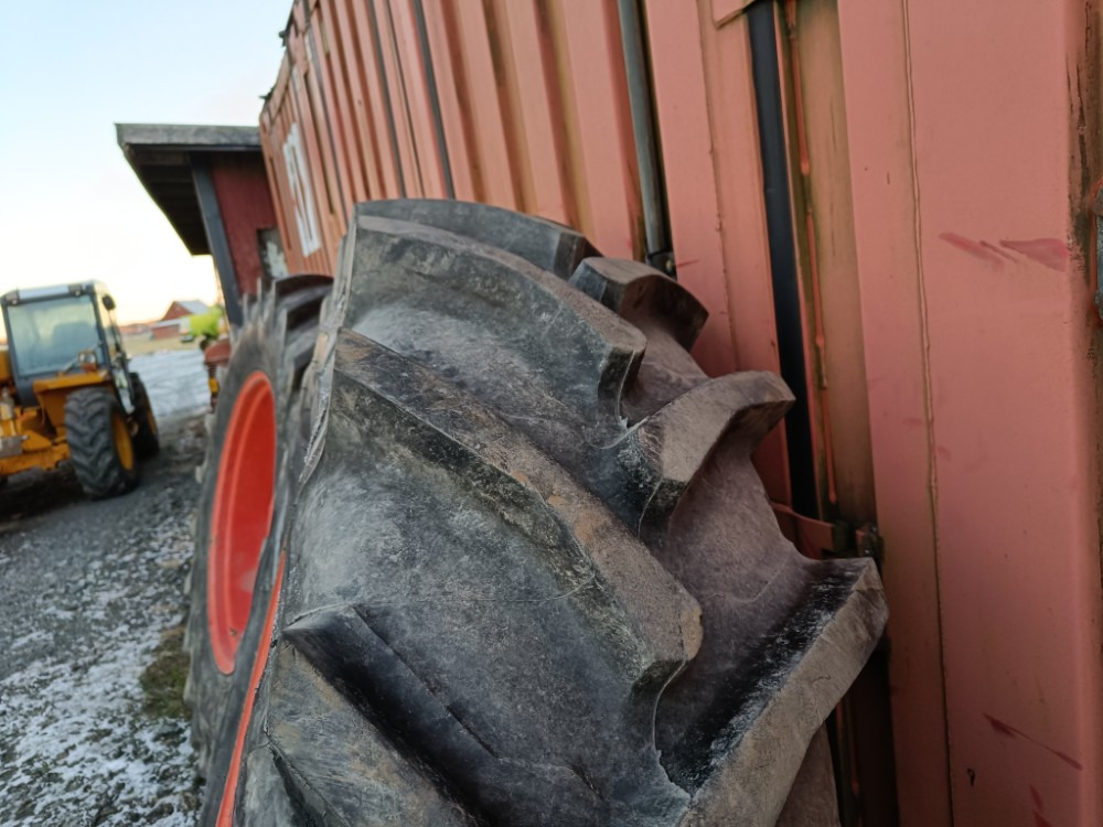 Комплетно тркало Taurus 18.4R38 renkaat - Fendt Farmer: слика 15 Комплетно тркало Taurus 18.4R38 renkaat - Fendt Farmer: слика 15