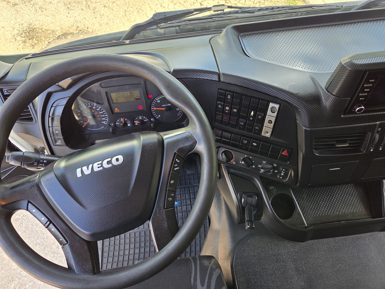 IVECO  - Камион со кабинска шасија: слика 5 IVECO  - Камион со кабинска шасија: слика 5