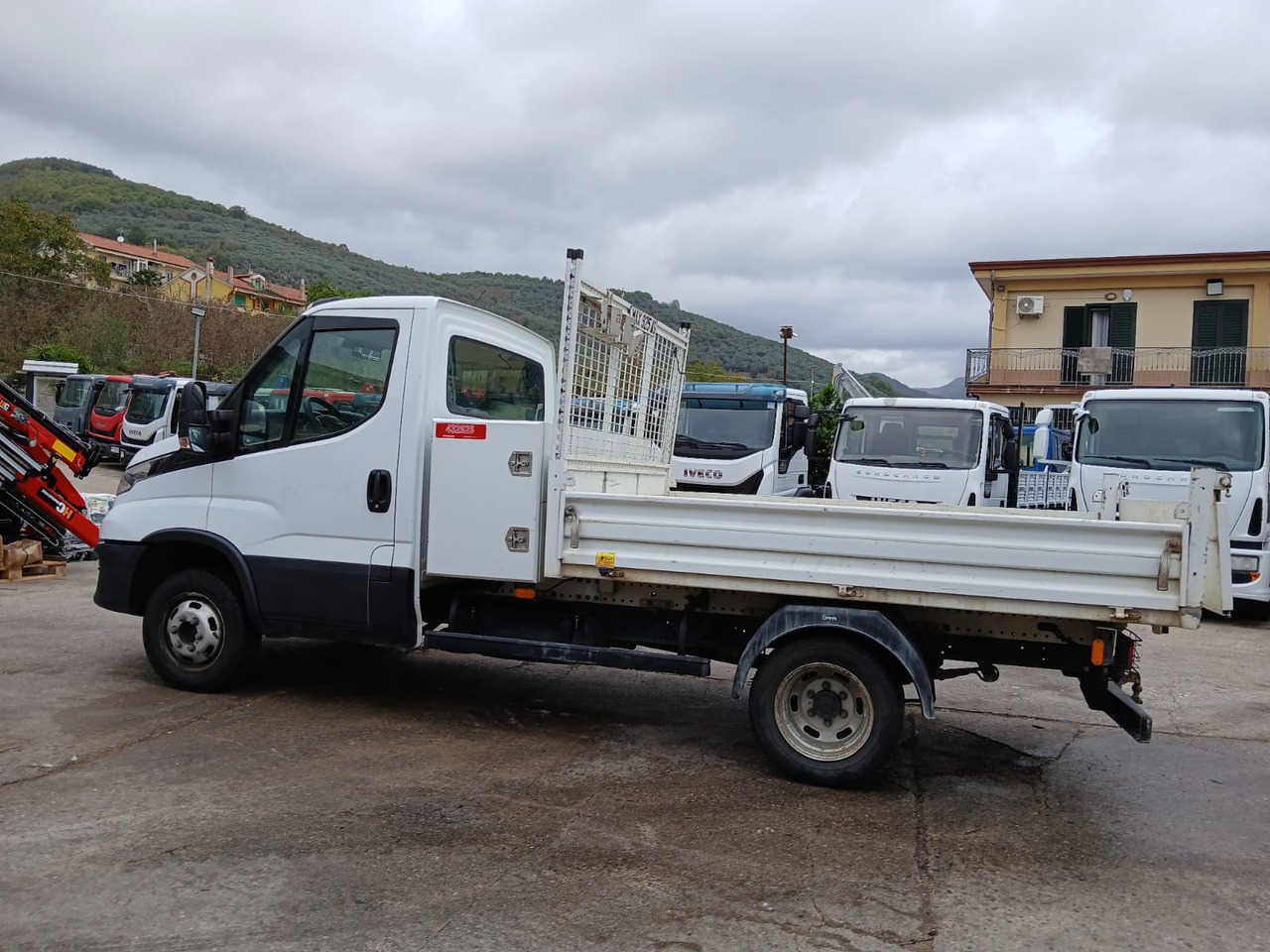 IVECO DAILY 35-120 - Камион со кран: слика 4 IVECO DAILY 35-120 - Камион со кран: слика 4