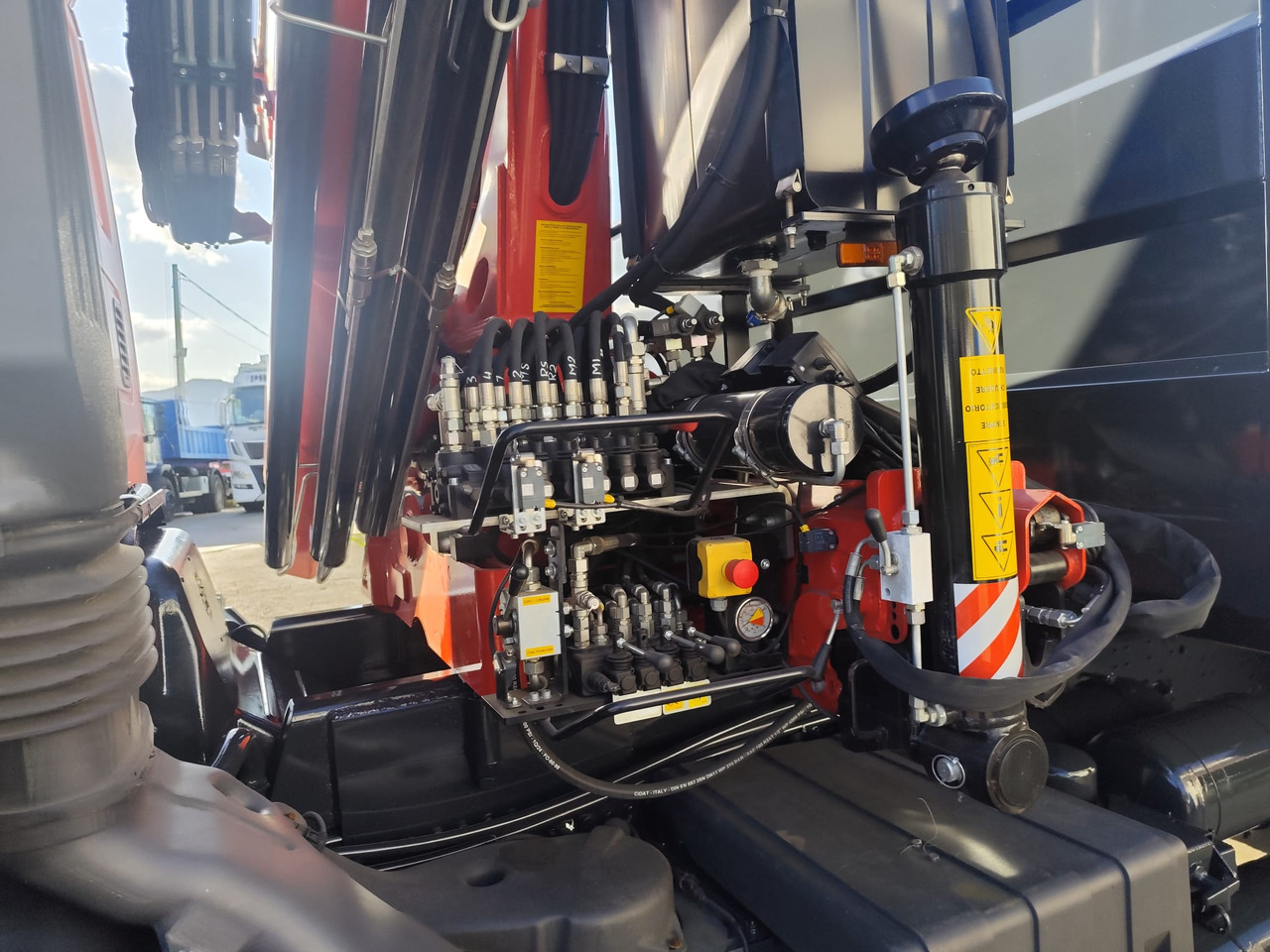 Камион со кран IVECO STRALIS CUBE 260S31: слика 36