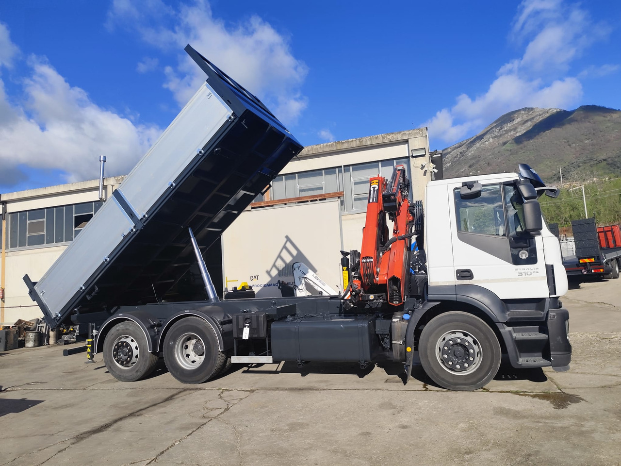 Камион со кран IVECO STRALIS CUBE 260S31: слика 9