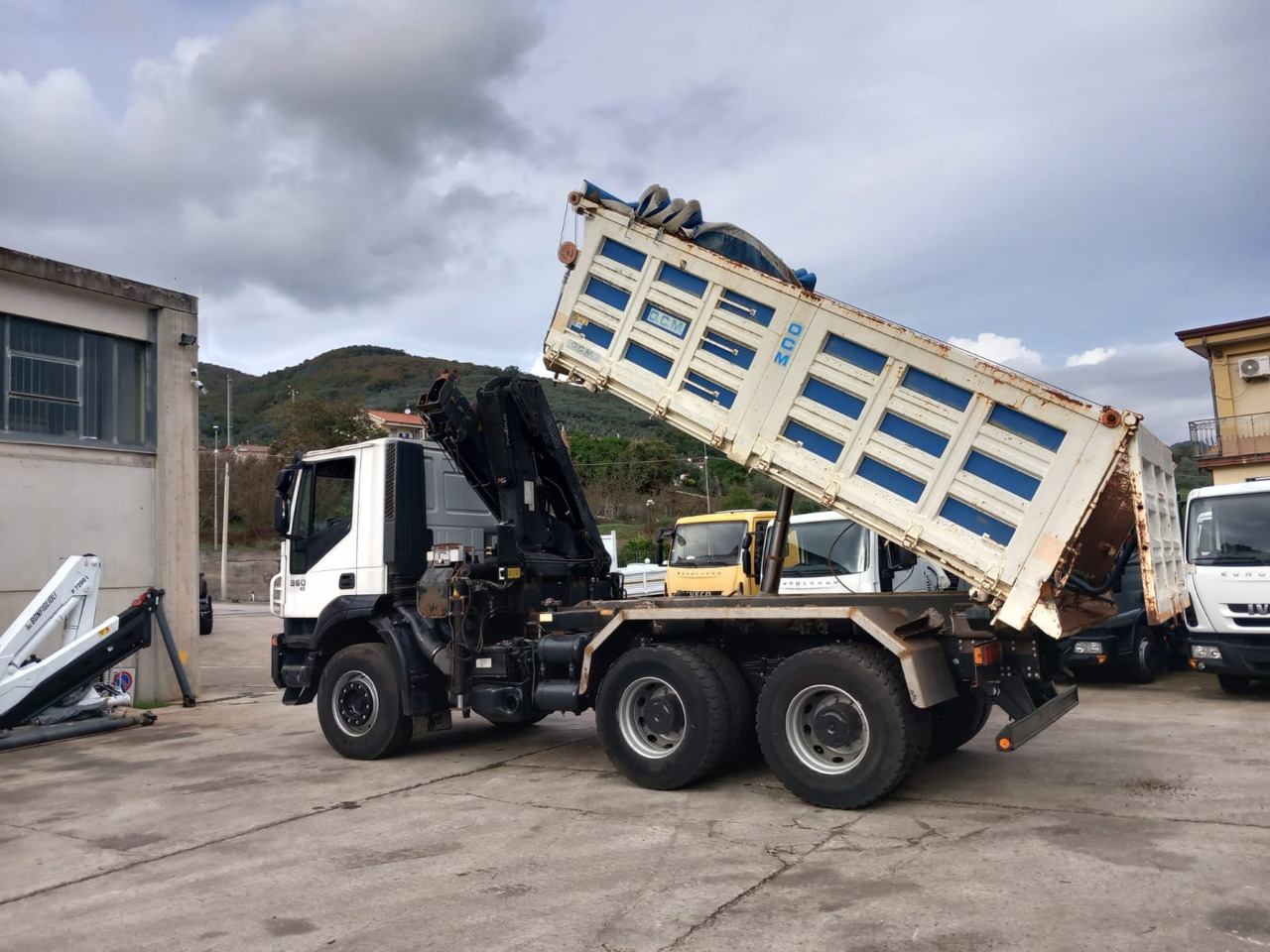 Interior photo 2: Камион со кран, Кипер IVECO TRAKKER 260T36 Interior photo 2: Камион со кран, Кипер IVECO TRAKKER 260T36