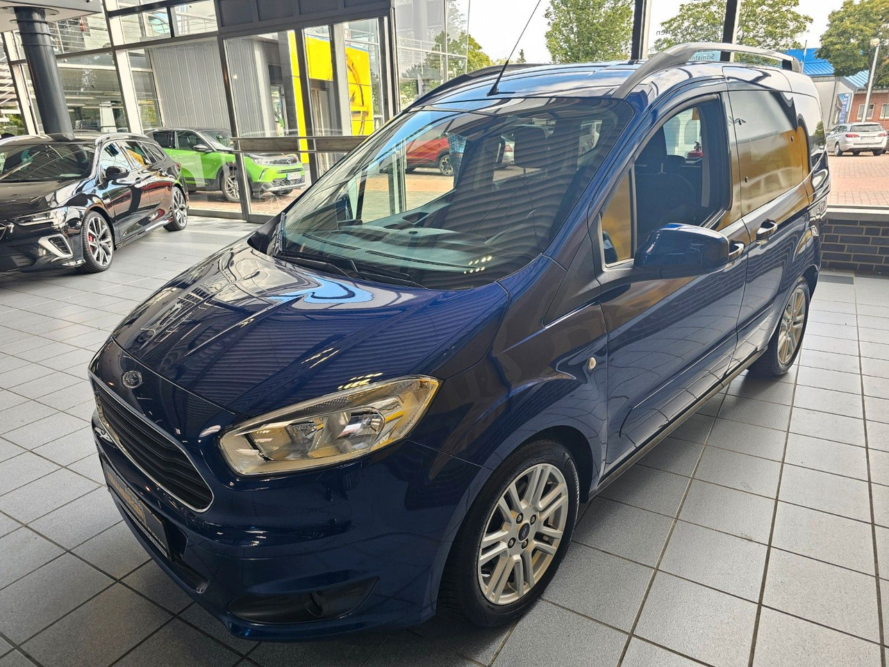 Ford Tourneo Courier Titanium behzb. Windschutzschei - Патничко комбе: слика 4 Ford Tourneo Courier Titanium behzb. Windschutzschei - Патничко комбе: слика 4