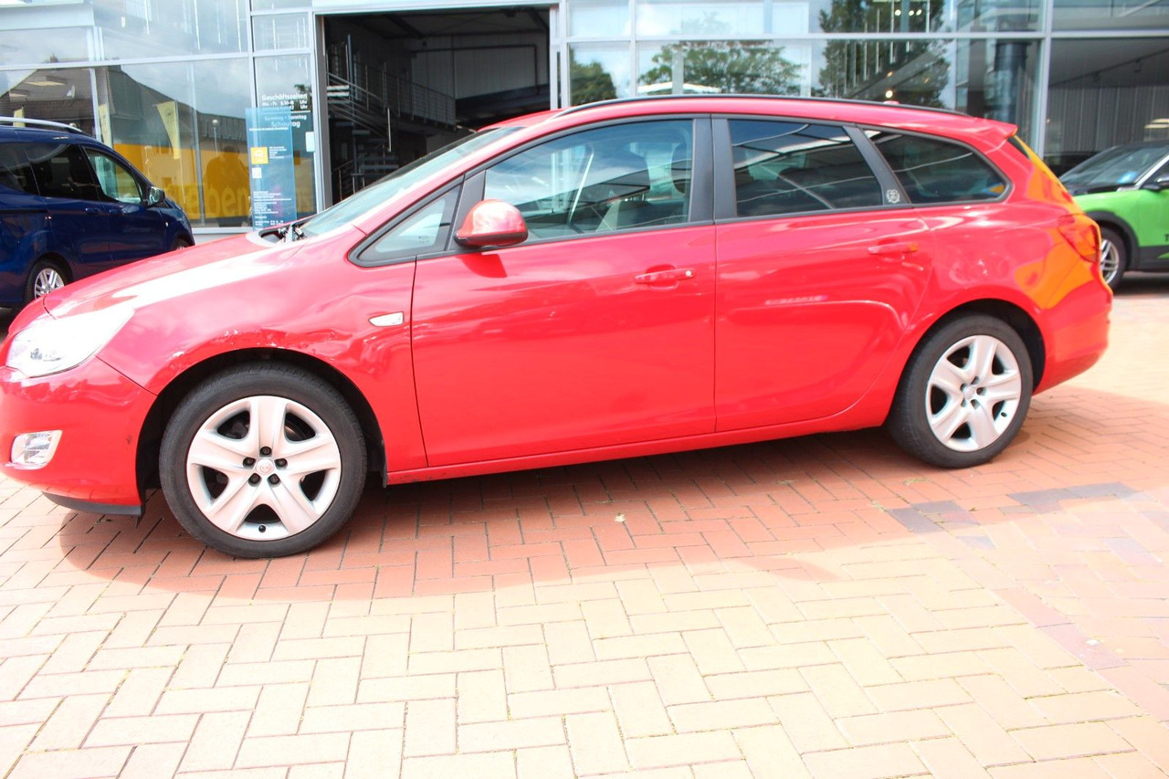 Opel Astra J Sports Tourer Design Edition - Караван: слика 2 Opel Astra J Sports Tourer Design Edition - Караван: слика 2