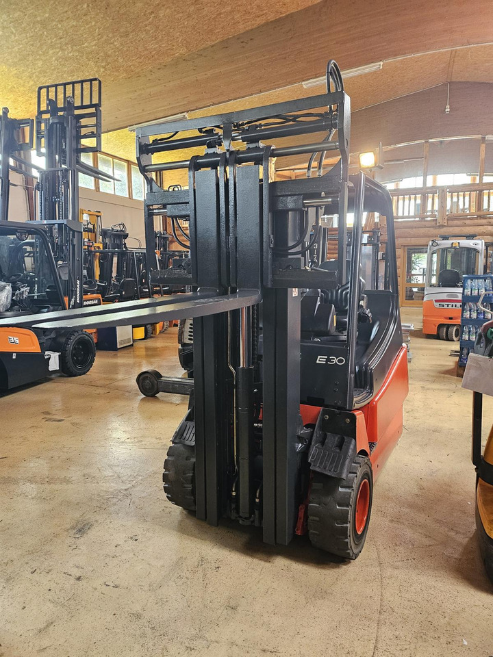 LINDE E30 - Електричен вилушкар: слика 1 LINDE E30 - Електричен вилушкар: слика 1