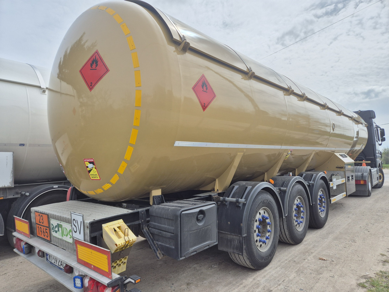 BC-LDS NCG-50 /LPG/ GPL/ PROPANE/ Mercedes axels - Полуприколка цистерна: слика 2 BC-LDS NCG-50 /LPG/ GPL/ PROPANE/ Mercedes axels - Полуприколка цистерна: слика 2