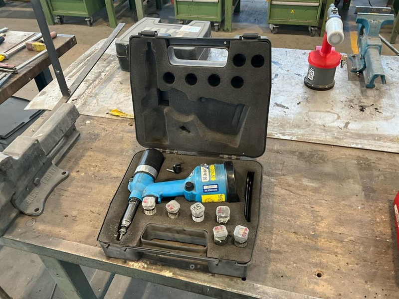 Машина за обработка на метал Avdel: слика 1