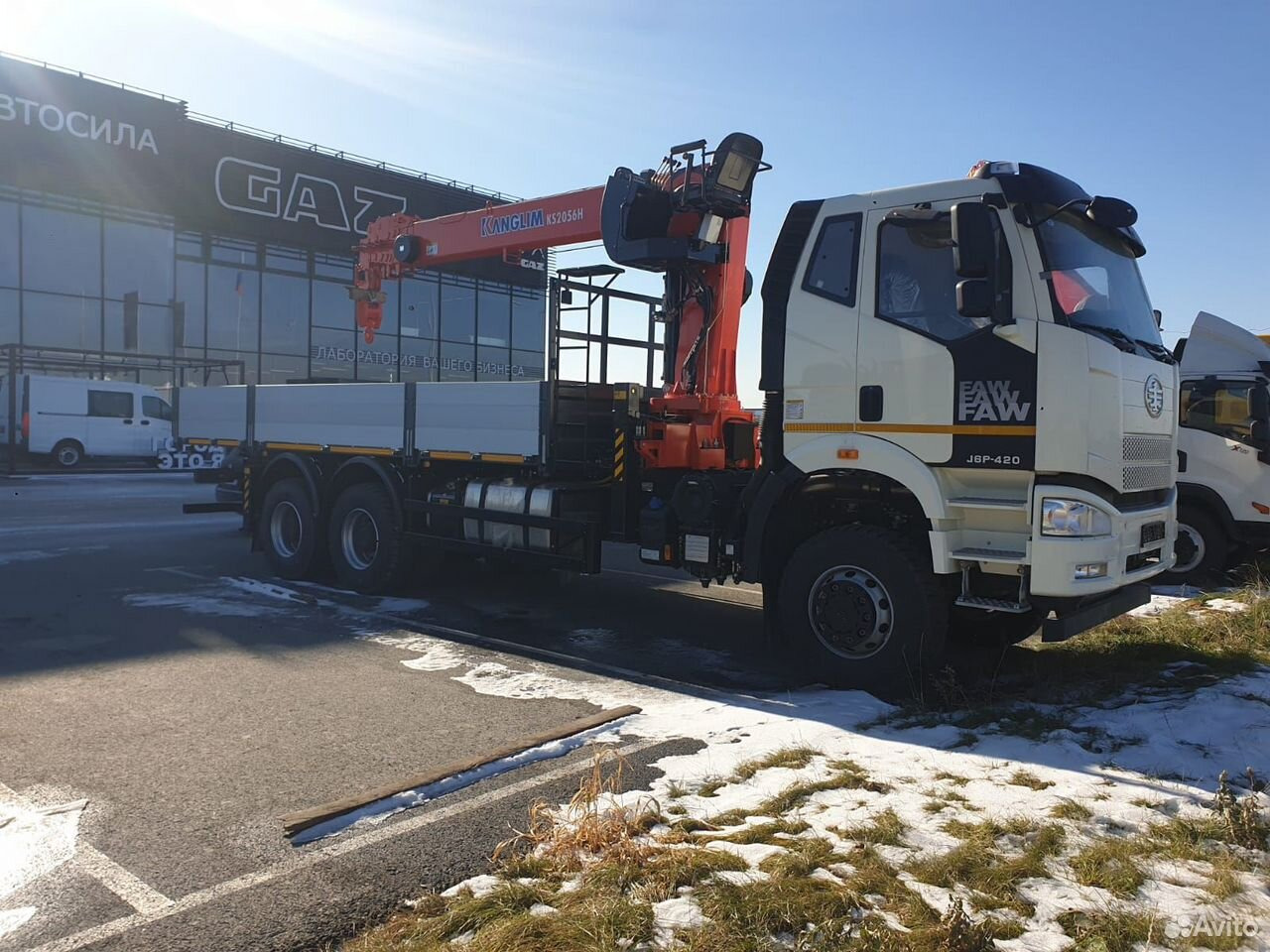 FAW J6P - Камион со платформа, Камион со кран: слика 1 FAW J6P - Камион со платформа, Камион со кран: слика 1