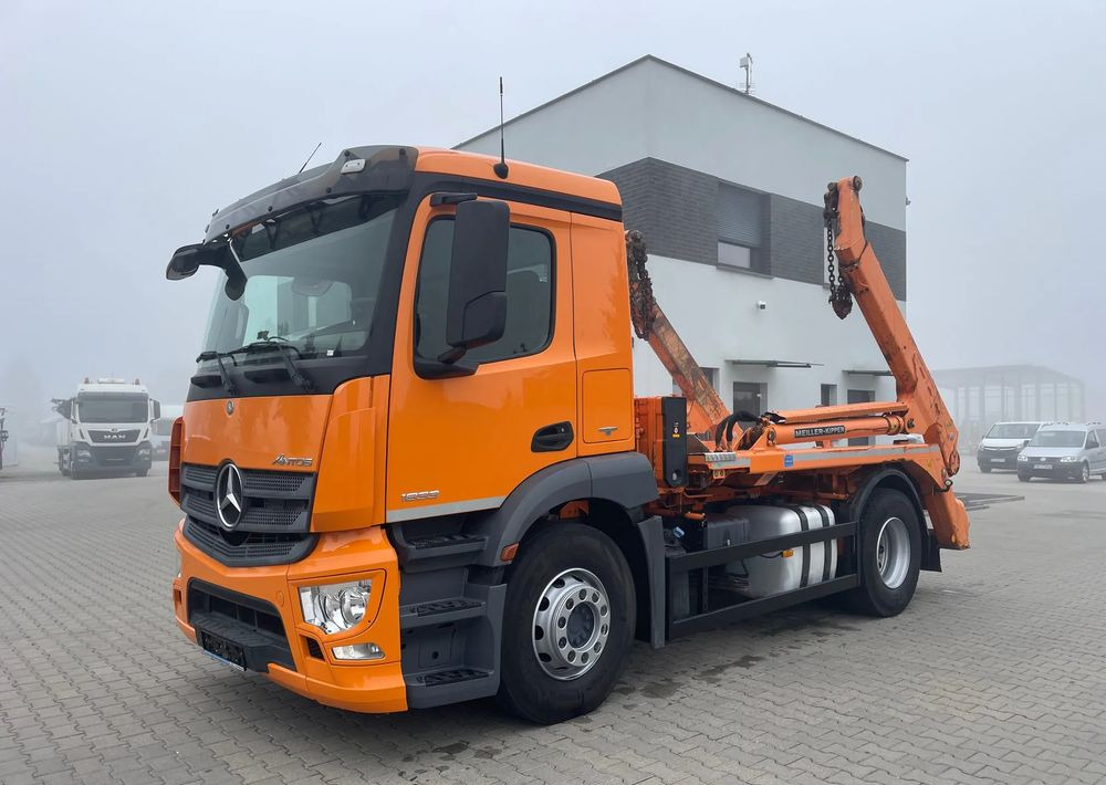 Mercedes-Benz ANTOS 1833 BRAMOWIEC, MILLER - Камион за подигање контејнери: слика 1 Mercedes-Benz ANTOS 1833 BRAMOWIEC, MILLER - Камион за подигање контејнери: слика 1