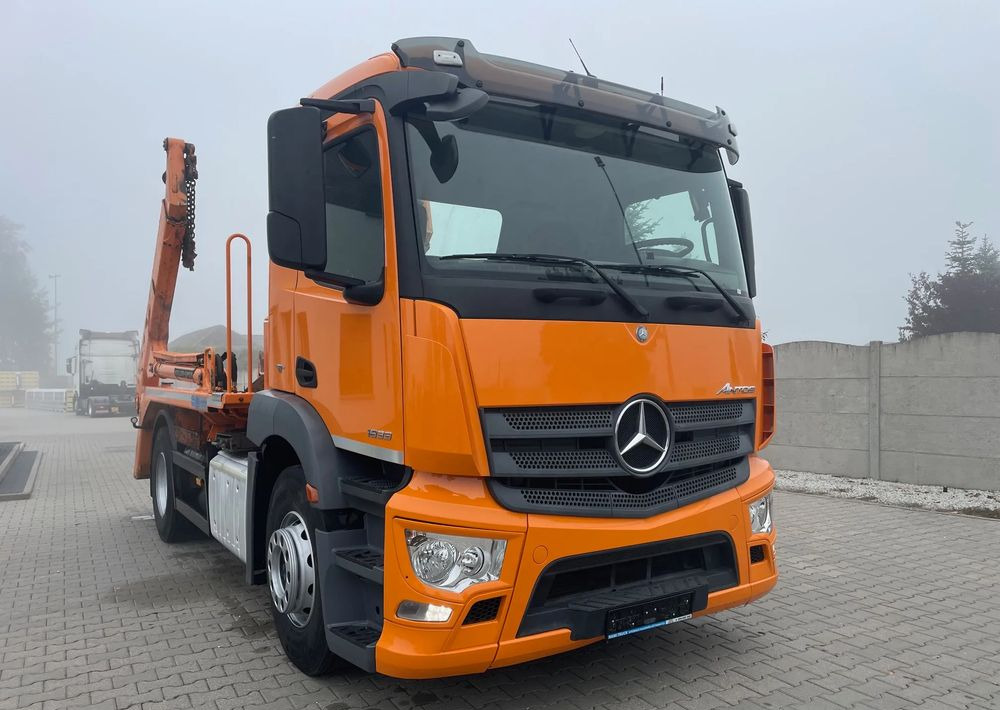 Mercedes-Benz ANTOS 1833 BRAMOWIEC, MILLER - Камион за подигање контејнери: слика 3 Mercedes-Benz ANTOS 1833 BRAMOWIEC, MILLER - Камион за подигање контејнери: слика 3