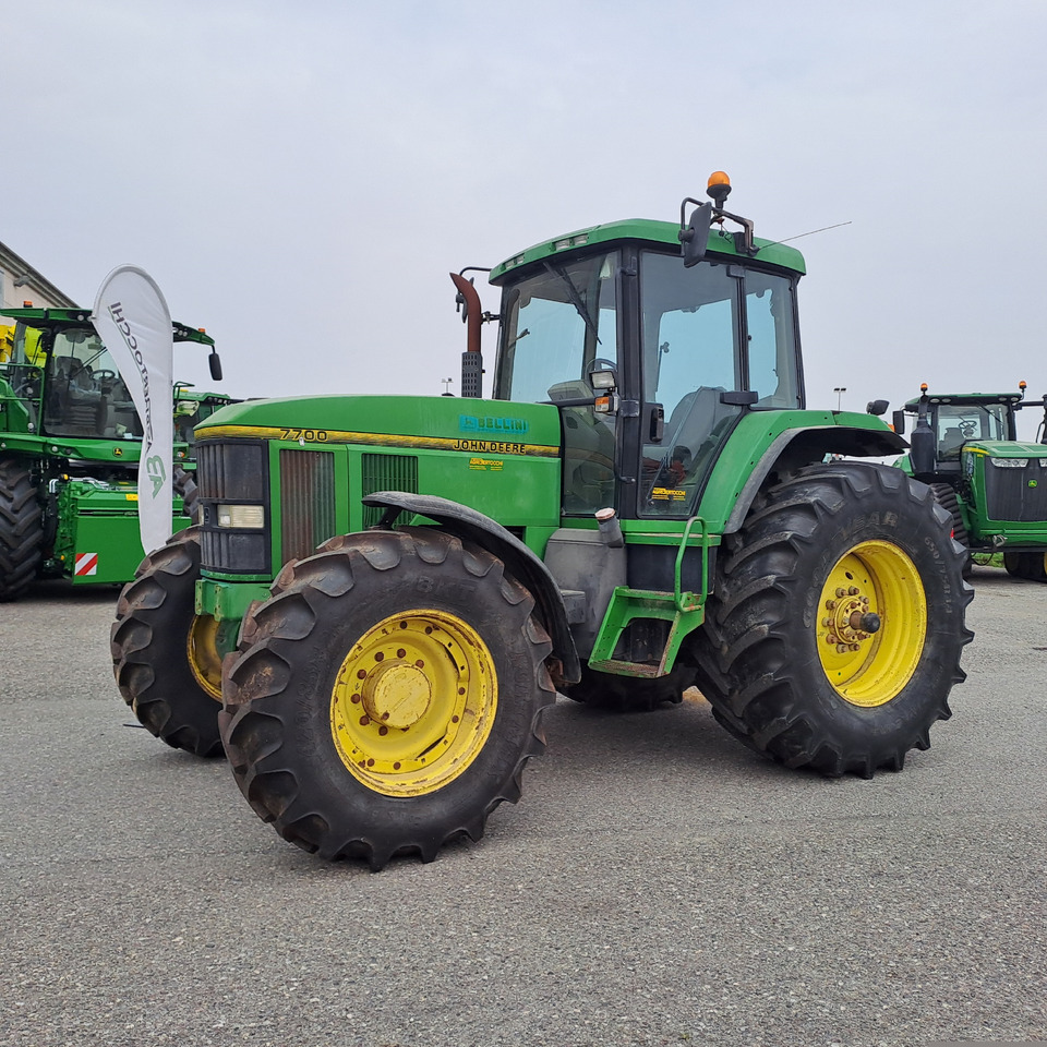 JOHN DEERE 7700 - Трактор: слика 1 JOHN DEERE 7700 - Трактор: слика 1