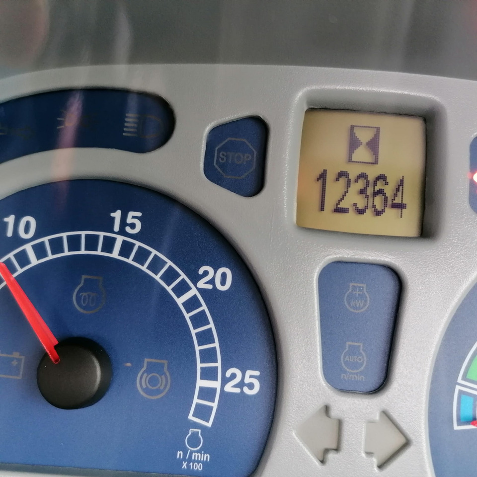 NEW HOLLAND T6090 - Трактор: слика 2 NEW HOLLAND T6090 - Трактор: слика 2